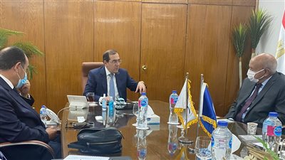 وزير البترول يبحث مع جيوشي موتورز إنتاج سيارات تعمل بالغاز الطبيعي