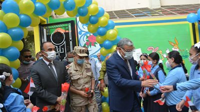 محافظ المنيا يشهد بداية العام الدراسي بأول مدرسة افتتحت ضمن حياة كريمة