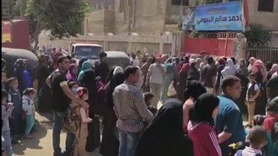 تكدس أمام إحدى المدارس بالمنوفية.. وأولياء الأمور: لو طفل مات هتبقى مسؤولية مين؟ 