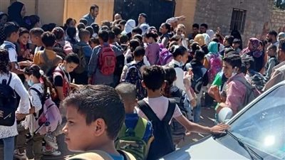 دون إجراءات احترازية.. تكدس وزحام أولياء الأمور والطلاب أمام مدرسة بالإسماعيلية