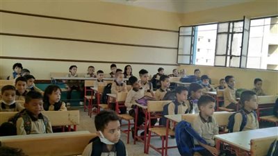  تفاصيل تجهيز فصول مدرسة الخانكة بالمقاعد بعد انتشار صور افتراش التلاميذ الأرض 