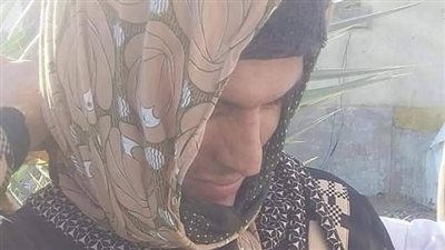 القبض على شخص يرتدي زي سيدة أمام مدرسة ابتدائي بسوهاج| صورة