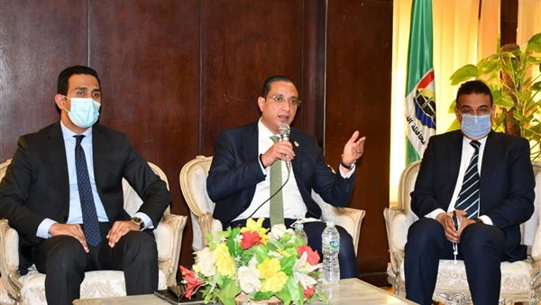 محافظ الفيوم يجتمع