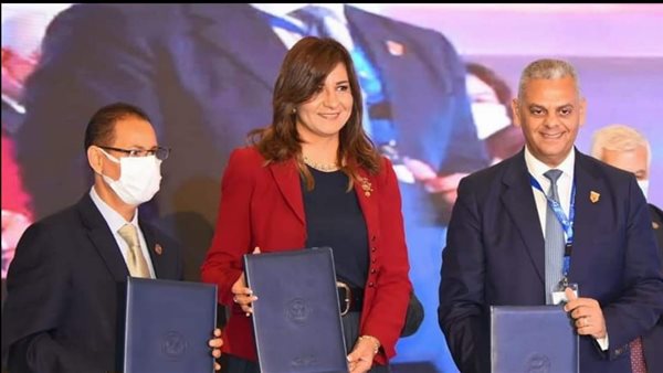 السفيرة نبيلة مكرم