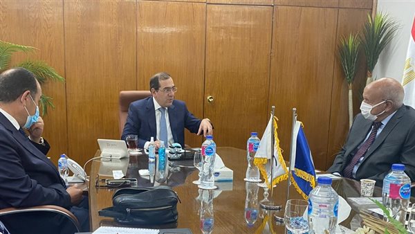 وزير البترول ومسئولي