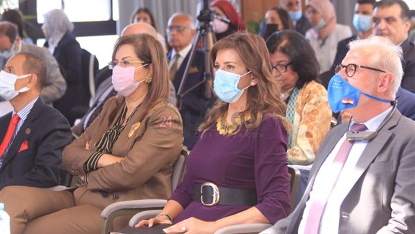 السفيرة نبيلة مكرم