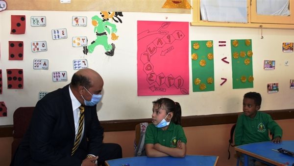 محافظ أسوان والطفلة