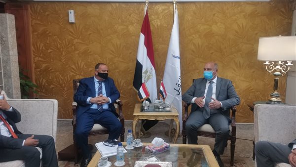 وزير النقل يستقبل