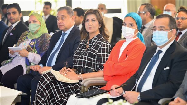 وزيرة الهجرة تشهد