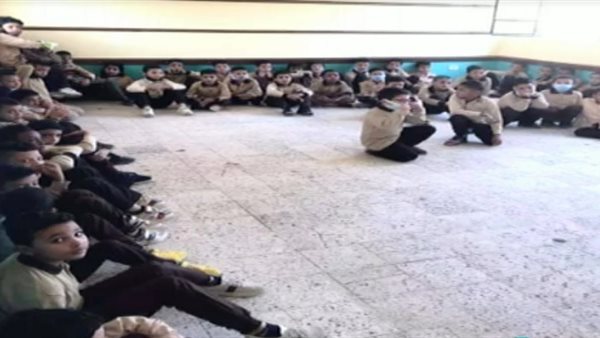 افتراش الطلاب للأرض