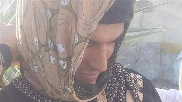 شخص يرتدي زي سيدة