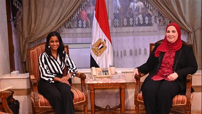 فتيات على خطى القيادة.. القباج تستقبل الفتاة نجلاء بطلة محاكاة وزيرة التضامن 