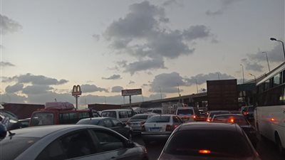 انتظار بالساعات.. تكدس السيارات بالطريق الصحراوي في الإسكندرية وازدحام مروري بطريق الكورنيش | صور