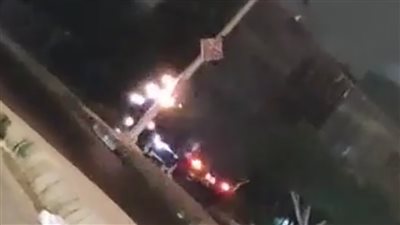 اشتعال النيران في عمود إنارة بالعاشر من رمضان | صور وفيديو