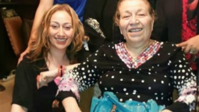 في ظهور نادر لها.. شاهد والدة أحمد مكي في عيد ميلادها│ صورة