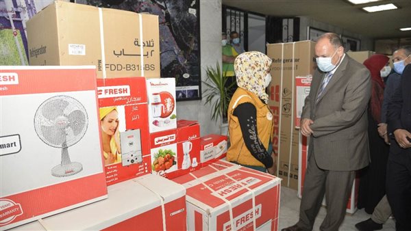 محافظ أسيوط يسلم