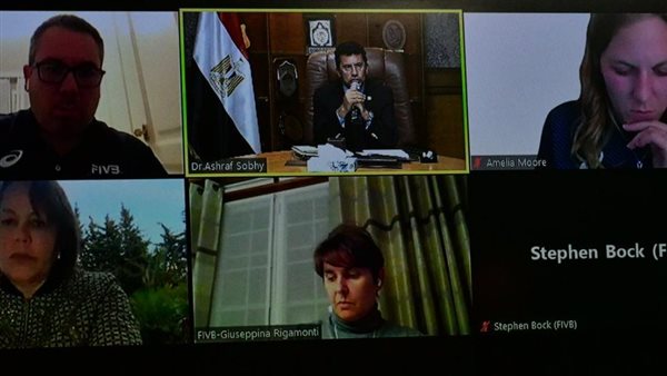 وزير الرياضة يجتمع