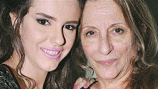 دنيا عبد العزيز ووالدتها