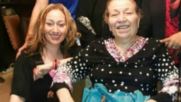 الفنانة إيناس مكي