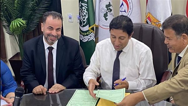 أثناء توقيع البروتوكول