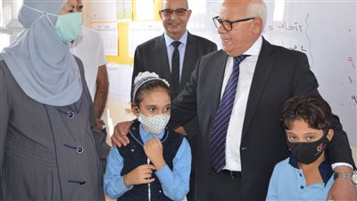 محافظ بورسعيد يحتفل بعيد ميلاد طالبة: هاتولها تورتة وبسكويت وعصير