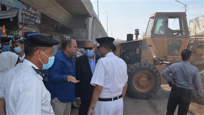 محافظ القليوبية يشهد إزالة 14 محلًا مخالفًا على حرم النيل ببنها