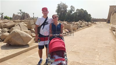 وزير الآثار يداعب طفل سائح بالكرنك.. ووالده: يشكره | فيديو