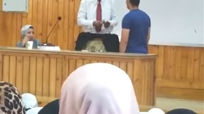 إجابة السؤال بـ1200 جنيه.. أستاذ بحقوق المنيا يكافئ الطلاب │ فيديو
