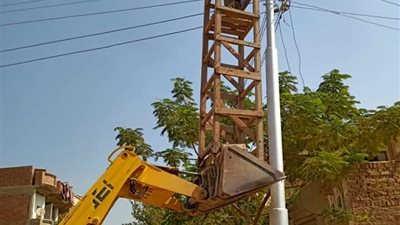منعًا لتكرار الحوادث الليلية.. صيانة أعمدة الإنارة العمومية واستبدال الكشافات التالفة على الطُرق السريعة بالفيوم