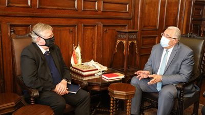 وزير الزراعة يبحث مع جامعة فلوريدا إنشاء مركز عالمي لـ إنتاج أجود شتلات الفراولة