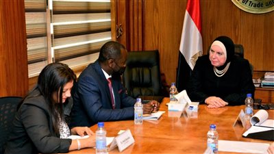 وزيرة التجارة والصناعة تبحث مع وفد مفوضية المنافسة بالكوميسا سبل تعزيز التعاون المشترك