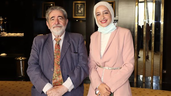 خبيرلويث مع صحفية