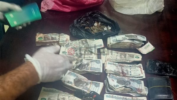 مُسعف يُعيد مبلغا