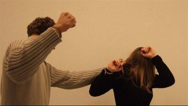 شاب يضرب خطيبته -