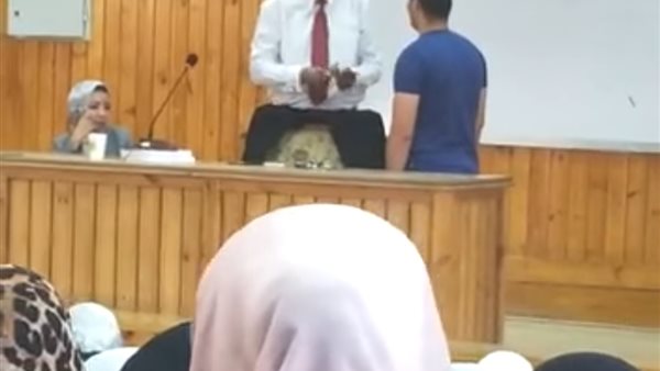 أستاذ جامعي يمنح