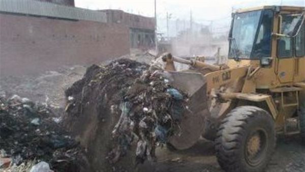 لودر يحمل قمامة -