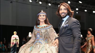حنان مطاوع تتألق بفستان فرعوني من تصميم البحيري في أول عرض أزياء تراثي بحضور وزيرات مصر |صور