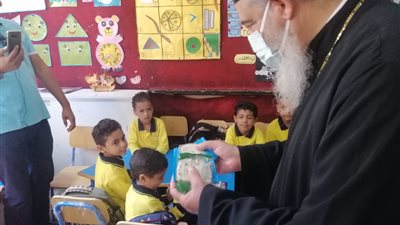وكيل مطرانية الأقباط الكاثوليك بالبحر الأحمر يوزع حلوى المولد النبوي على طلبة المدارس | صور وفيديو