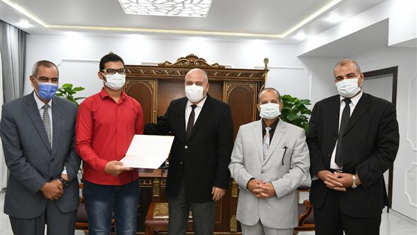 محافظ قنا يكرم أول