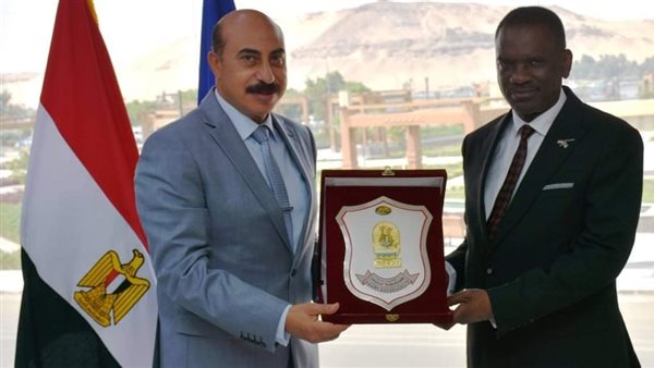 محافظ أسوان ووسفير