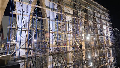 بدء ترميم الجزء المحترق من بلازا مهرجان الجونة السينمائي استعدادًا لـ حفل الافتتاح | صور