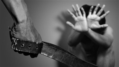 بعد شكه في سلوكها.. شاب يحتجز زوجته الحامل ويشوه وجهها في عين شمس