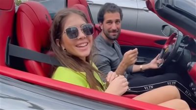 نجل رامي مخلوف يظهر بسيارة فارهة رفقة فتاة اسرائيلية استفزازا للسوريين (فيديو)