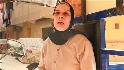 سيدة الرزق الحلال.. إيمان تعمل خياطة وسواقة تروسيكل لتوفير نفقات أسرتها بالمنيل