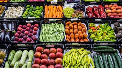 الطماطم بـ 5 والخيار بـ 6 جنيهات.. انخفاض أسعار الخضروات اليوم بسوق الأزهر