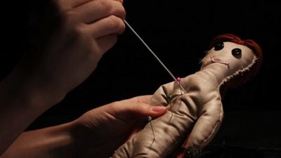 حكم السحر وأنواعه في الشرع.. حرام وفاعله كافر ويقتل من عمله 