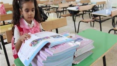 يقترحون تقسيمها دفعتين.. أولياء الأمور يستغيثون بوزير التربية والتعليم بعد إلزامهم بسداد رسوم الكتب