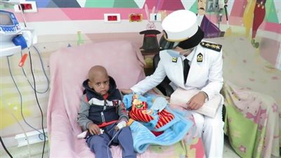 الداخلية تهدي أطفال مستشفى سرطان الأطفال حلوى المولد النبوي| صور