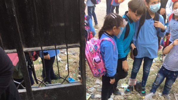 طلاب وسط القمامة