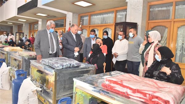 محافظ أسيوط يوزع